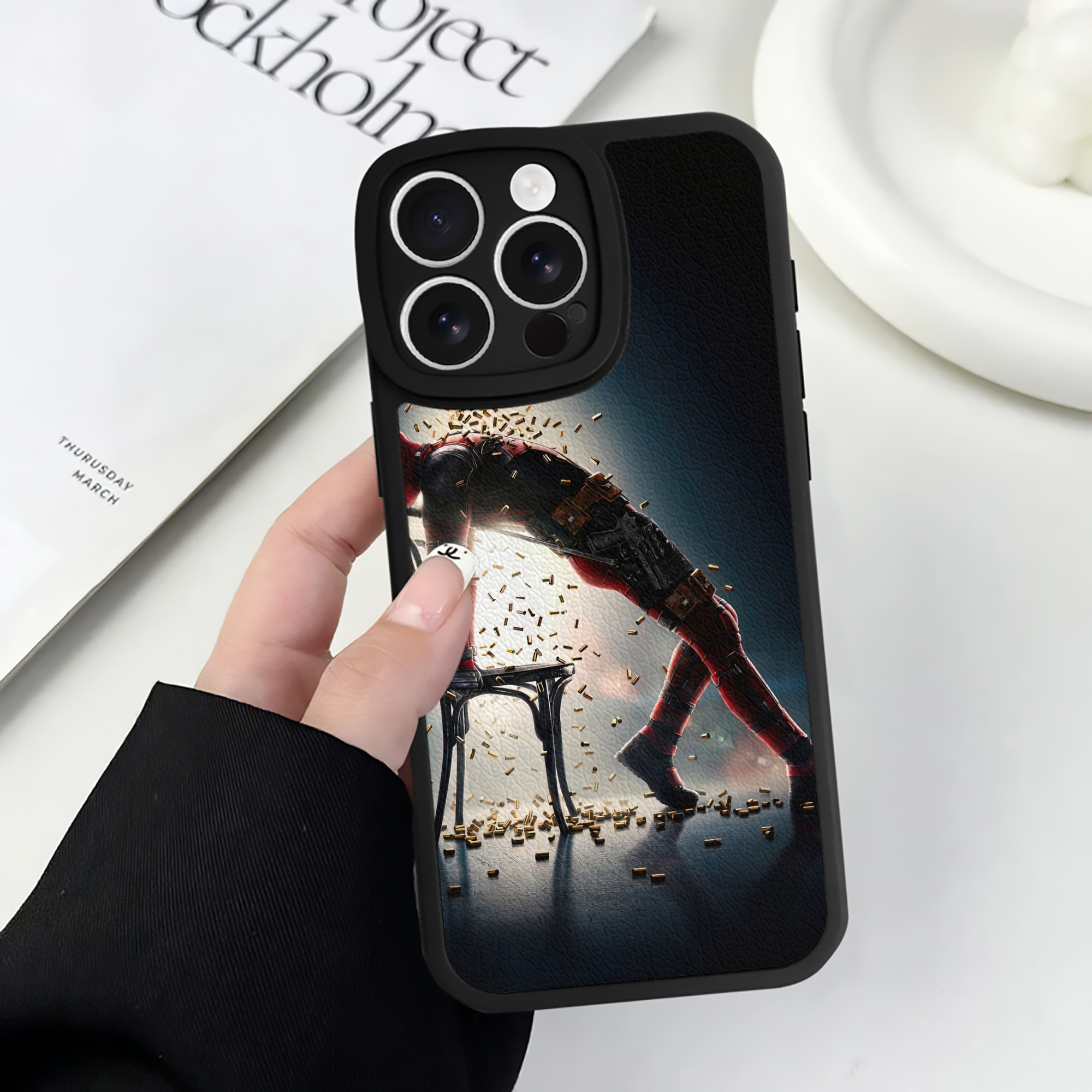 （画像用） Deadpool デッドプール 【iPhone 16シリーズ対応】シリコンスマホケース（レザー調） 材質：シリコン